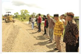 Gubernur Kaltara  janji  segera aspal, jalan rusak di Binalatung