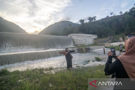 Wisata lebaran di Cek Dam Lewara Sigi Page 4 Small