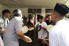 Pemuda Muslim Abepantai Jayapura meriahkan Lebaran dengan silaturahmi rebana