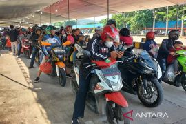 Sejumlah kendaraan roda dua padati Pelabuhan Bakauheni pada H+1