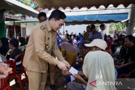 Bupati HST salurkan bansos tahap pertama Rp580,5 juta kepada 1.290 KPM