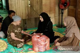 Ketua Dekranasda HST santuni Nenek Busu Irul di Desa Walatung