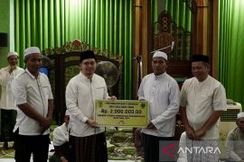 Bupati HST beri bonus 278 petugas kebersihan atas raihan Adipura ke-8