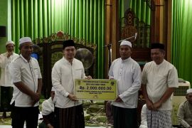 Bupati HST beri bonus senilai Rp556 juta kepada 278 petugas kebersihan atas perolehan Adipura