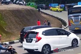 Polres Cianjur lebih cepat pemberlakuan sistem satu arah di Puncak