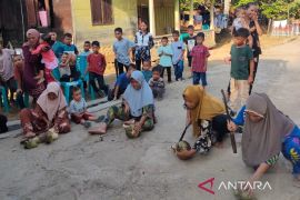 Pemdes Batu Gajah gelar lomba kupas kelapa bagi Ibu - ibu rumah tangga