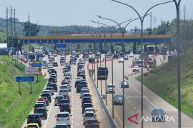 Petugas sterilisasi gerbang tol Kalikangkung Semarang jelang satu arah