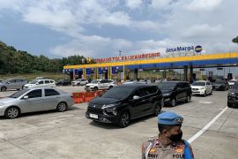 Petugas sterilisasi jalur GT Kalikangkung- Jakarta jelang "one way"