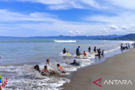 Wisatawan padati wisata pantai selatan Sukabumi