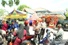 Polres Bintan bagikan 100 tiket gratis ke pengguna kapal feri