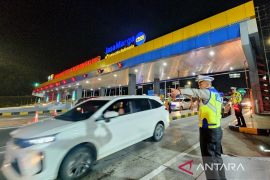 Puncak arus milir kendaraan di GT Kalikangkung terjadi pada Minggu