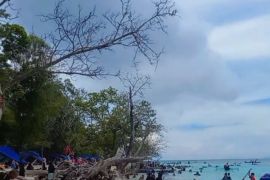 Wisata pantai di Ambon dipadati wisatawan di libur Lebaran 2024