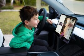 Ibu gugat Tesla setelah anak 2 tahun nyalakan Model X dan menabraknya