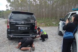 Personel Polres Simalungun bantu lima mobil rusak di lintas alternatif