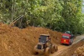 Jalan nasional Bukit Genting Lanjak kembali dilanda longsor