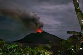 Gunung Ruang di Kabupaten Kepulauan Sitaro, Sulut,  meletus