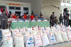 Satrol Lantamal X Jayapura amankan tiga warga PNG bawa 30 karung pinang ilegal