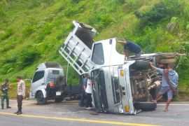 Dump truck pengangkut pupuk terguling di Sembalun Lombok
