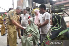 Bupati Pinrang serahkan bantuan pada korban kebakaran