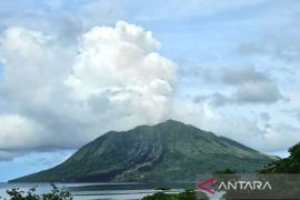 Gunung Ruang alami 944 kali aktivitas kegempaan dalam sehari