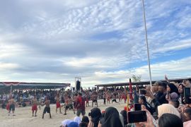 Ribuan warga meriahkan atraksi "pukul sapu lidi" 7 syawal di Morella Maluku