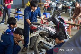 Politeknik Hasnur servis gratis motor warga pada HUT ke-14