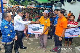 Bupati Hermus: Bansos pemerintah mampu kurangi beban warga miskin
