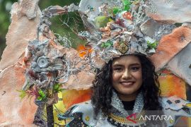 Karnaval Budaya Meriahkan Hut Ke-60 Provinsi Sulawesi Tengah Page 1 Small