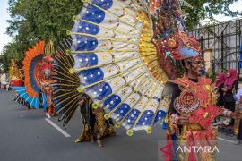 Karnaval Budaya Meriahkan Hut Ke-60 Provinsi Sulawesi Tengah Page 4 Small