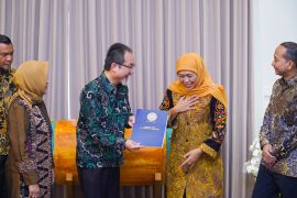 Khofifah serahkan SK pendirian IKA Unair Chapter Australia