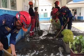 Damkar Palu bantu penanganan banjir bandang di Sigi