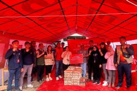 Telkomsel salurkan bantuan logistik kepada masyarakat terdampak longsor di Tana Toraja