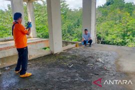 Polisi olah TKP penemuan mayat di UHO Kendari