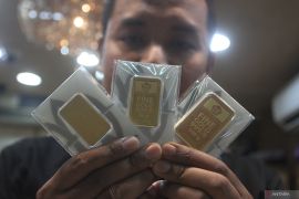 Sempat melemah, Harga emas Antam meroket jadi Rp1,327 juta/gram