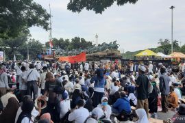 Pendemo putusan MK dari kalangan emak-emak pilih makan bersama dalam menjalankan aksi