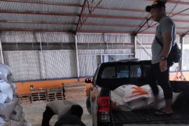 Perum Bulog serahkan beras bantuan cadangan beras ke Pemkab Sitaro