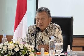Menteri ESDM tegaskan pasokan migas aman di tengah konflik Iran-Israel f f