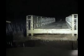 Jembatan Kloposawit Lumajang terputus akibat banjir lahar Gunung Semeru