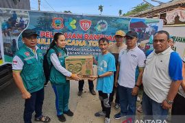 Bupati Gorontalo melepas kendaraan bantuan korban banjir Gorontalo Utara