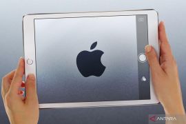 Apple kembangkan pin AI wearable dengan kamera