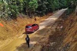 Akses jalan menuju batas RI-Malaysia yang longsor kembali normal