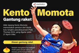 Kento Momota gantung raket