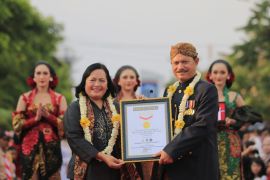 Peragaan busana kebaya Kartini dengan Kota Madiun pecahkan rekor MURI