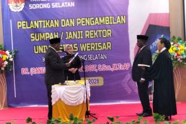 Bupati Sorsel lantik Yulian Kondologit sebagai Rektor Unsar