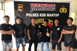 Dua tersangka dan satu penadah handphone curian dibekuk di Sumbawa Barat