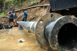 Perbaikan jaringan pipa PDAM terdampak longsor