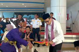 Menteri Perhubungan disambut secara adat di Bandara Djalaluddin