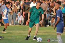 Presiden Joko Widodo bermain bola di Gorontalo Page 3 Small
