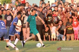 Presiden Joko Widodo bermain bola di Gorontalo Page 1 Small