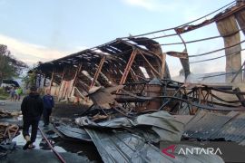 Damkar Cirebon kerahkan 11 armada untuk mengatasi kebakaran pabrik rotan